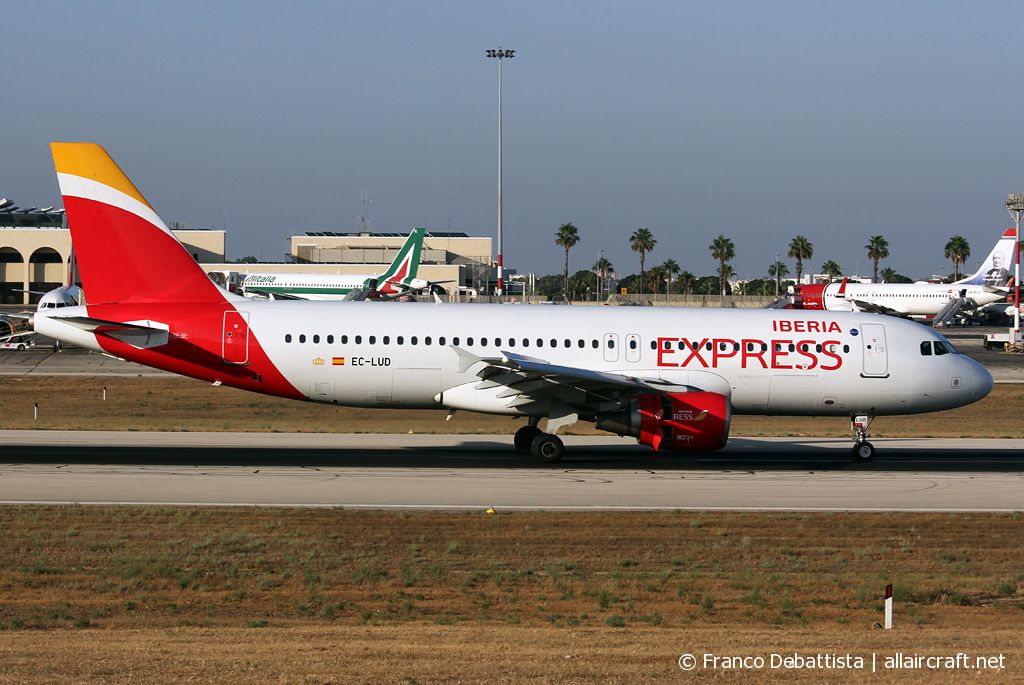 EC-LUD (1067) 1999 Airbus A320-214