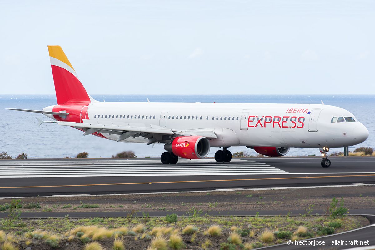 EC-JEJ (2381) 2005 Airbus A321-211