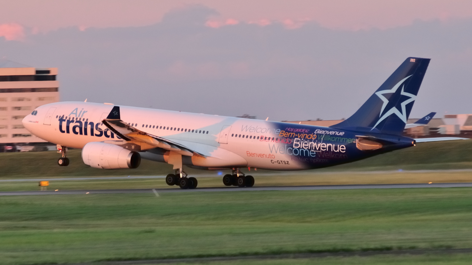 C-GTSZ · Airbus A330-243 · (YUL / CYUL)