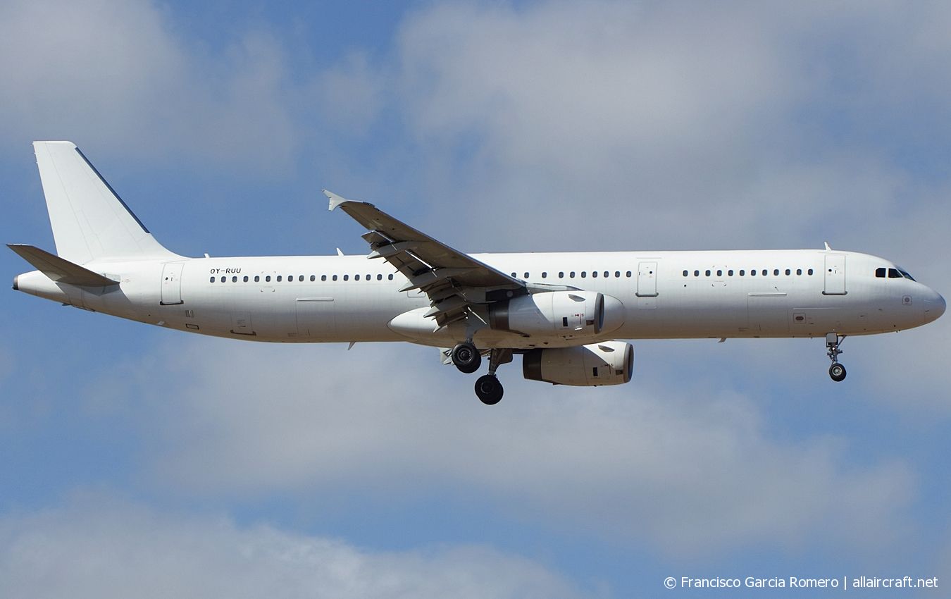 OY-RUU (878) 1998 Airbus A321-231