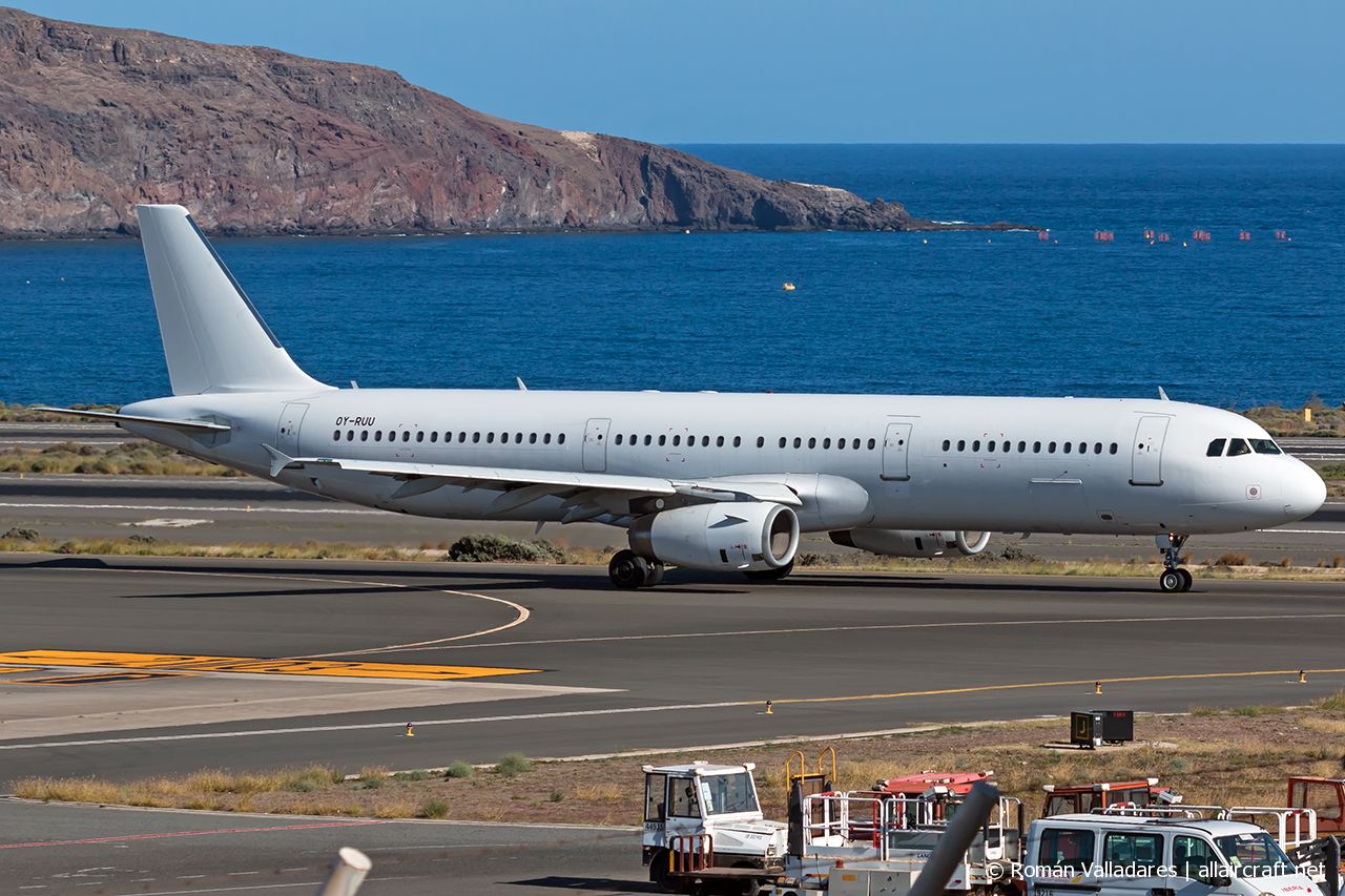 OY-RUU (878) 1998 Airbus A321-231