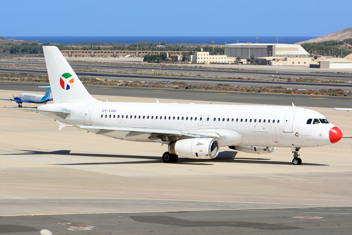 OY-LHD (113) 1990 Airbus A320-231