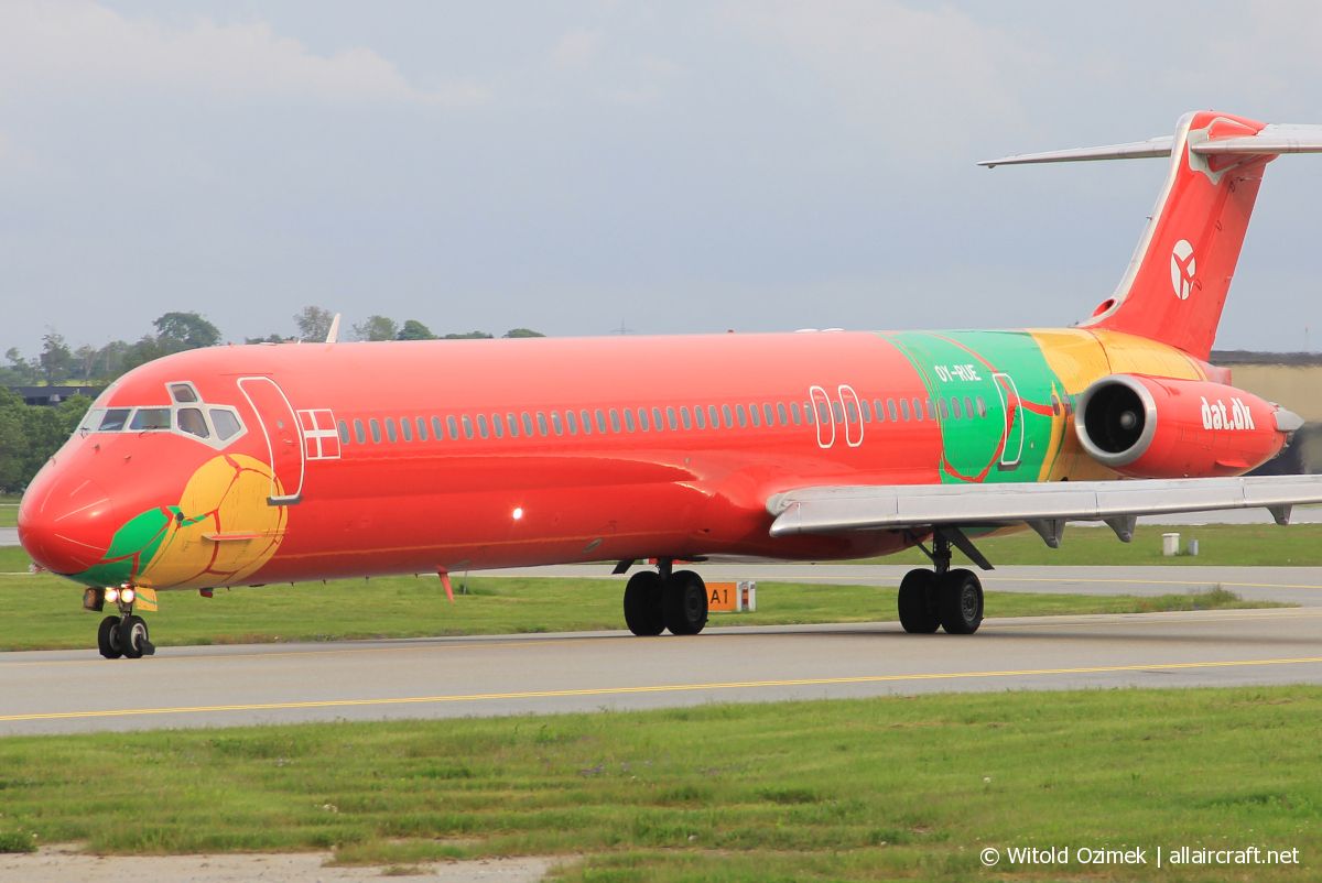 OY-RUE (49936) 1990 McDonnell Douglas MD-83
