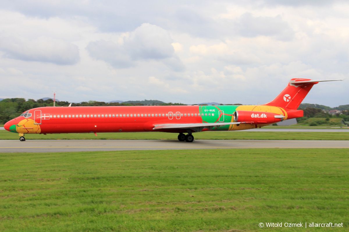 OY-RUE (49936) 1990 McDonnell Douglas MD-83