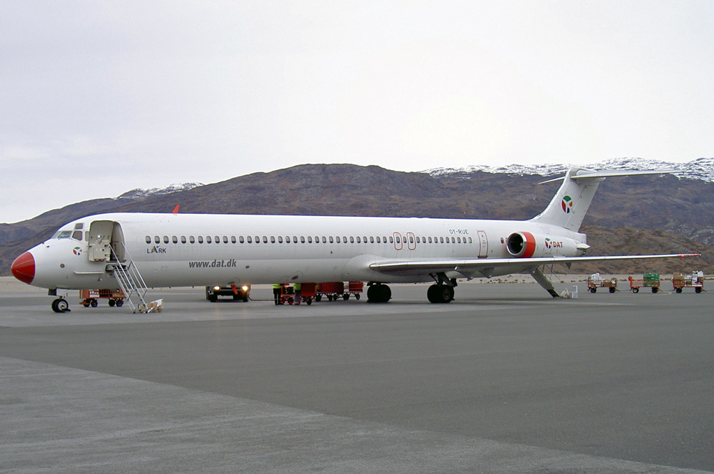 OY-RUE (cn 49936) McDonnell Douglas MD-83
