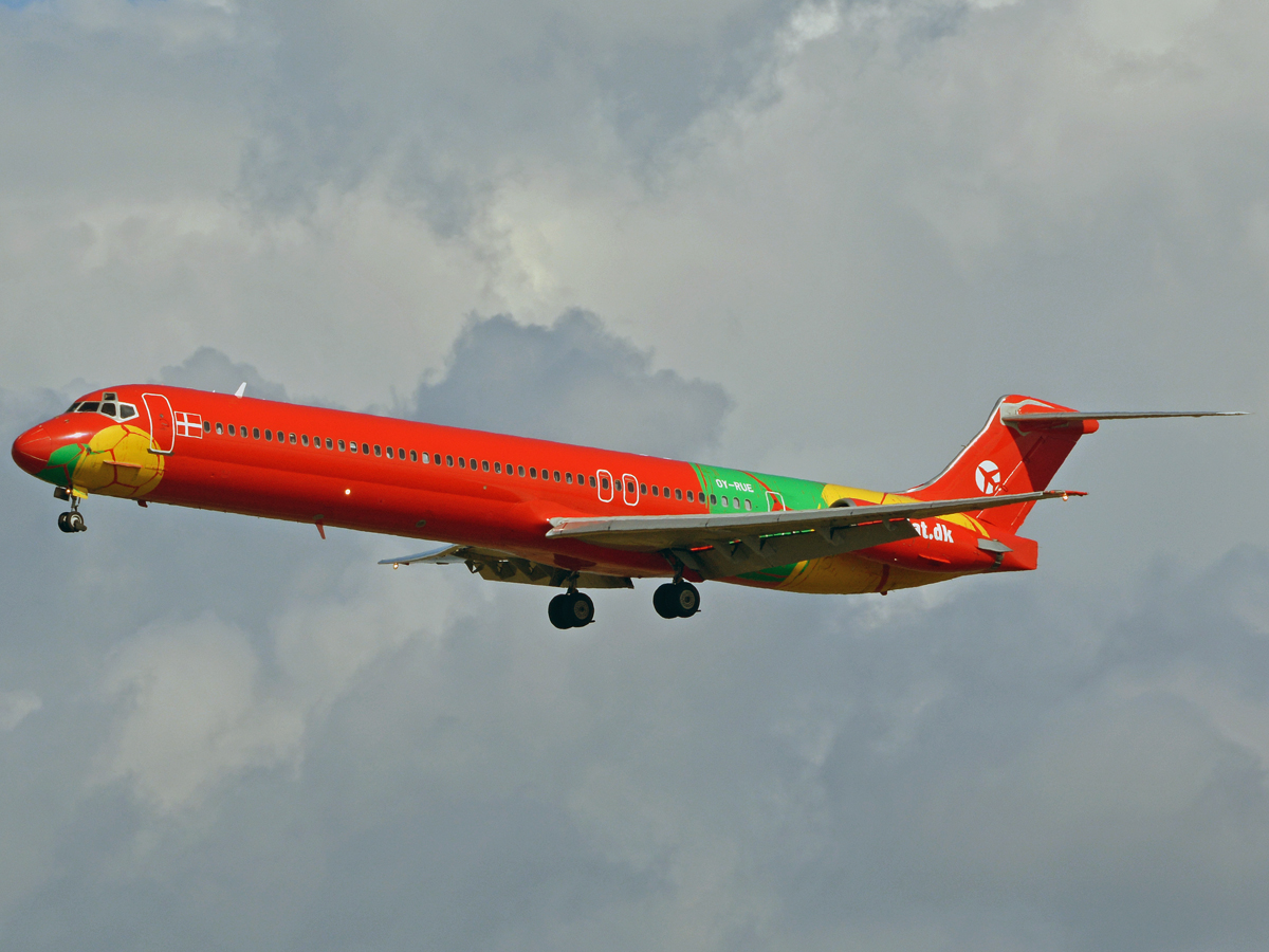 OY-RUE (cn 49936) McDonnell Douglas MD-83