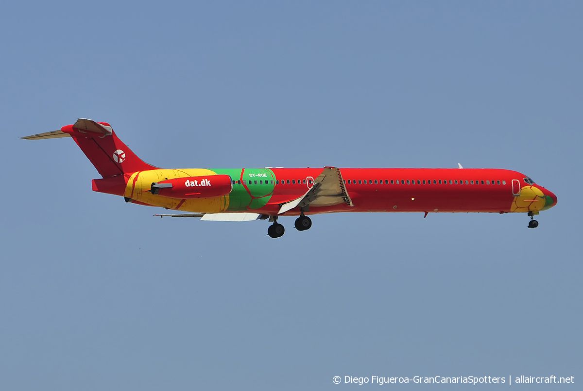 OY-RUE (cn 49936) McDonnell Douglas MD-83