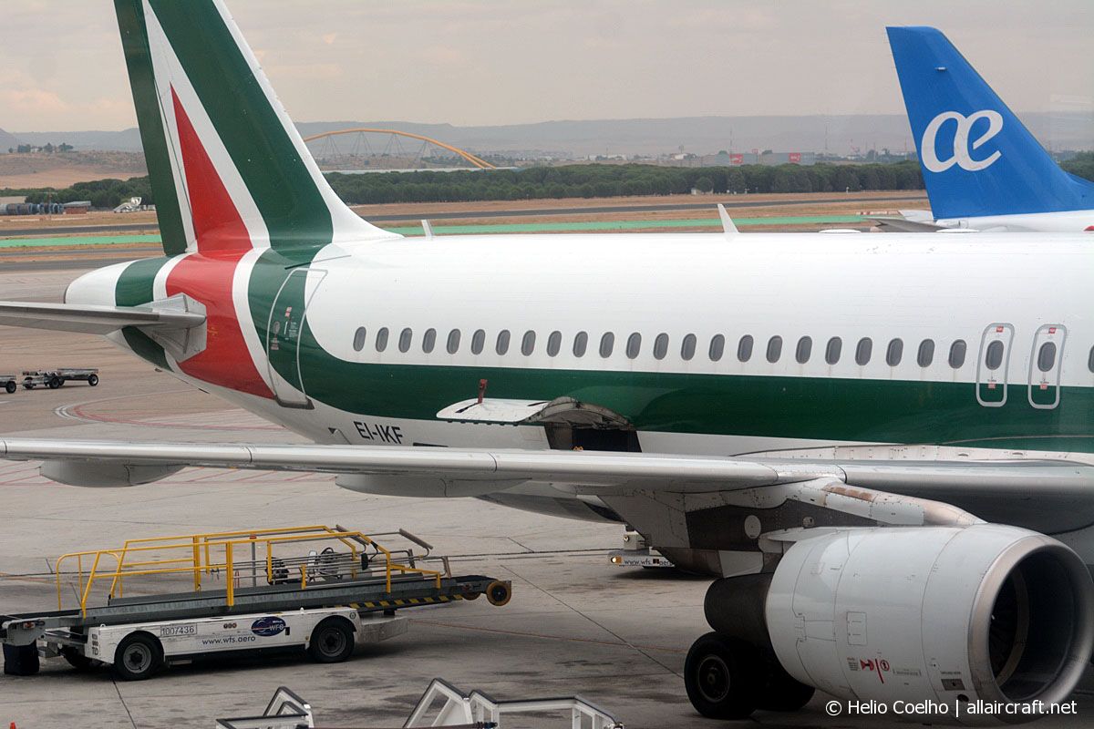 EI-IKF (1473) 2001 Airbus A320-214