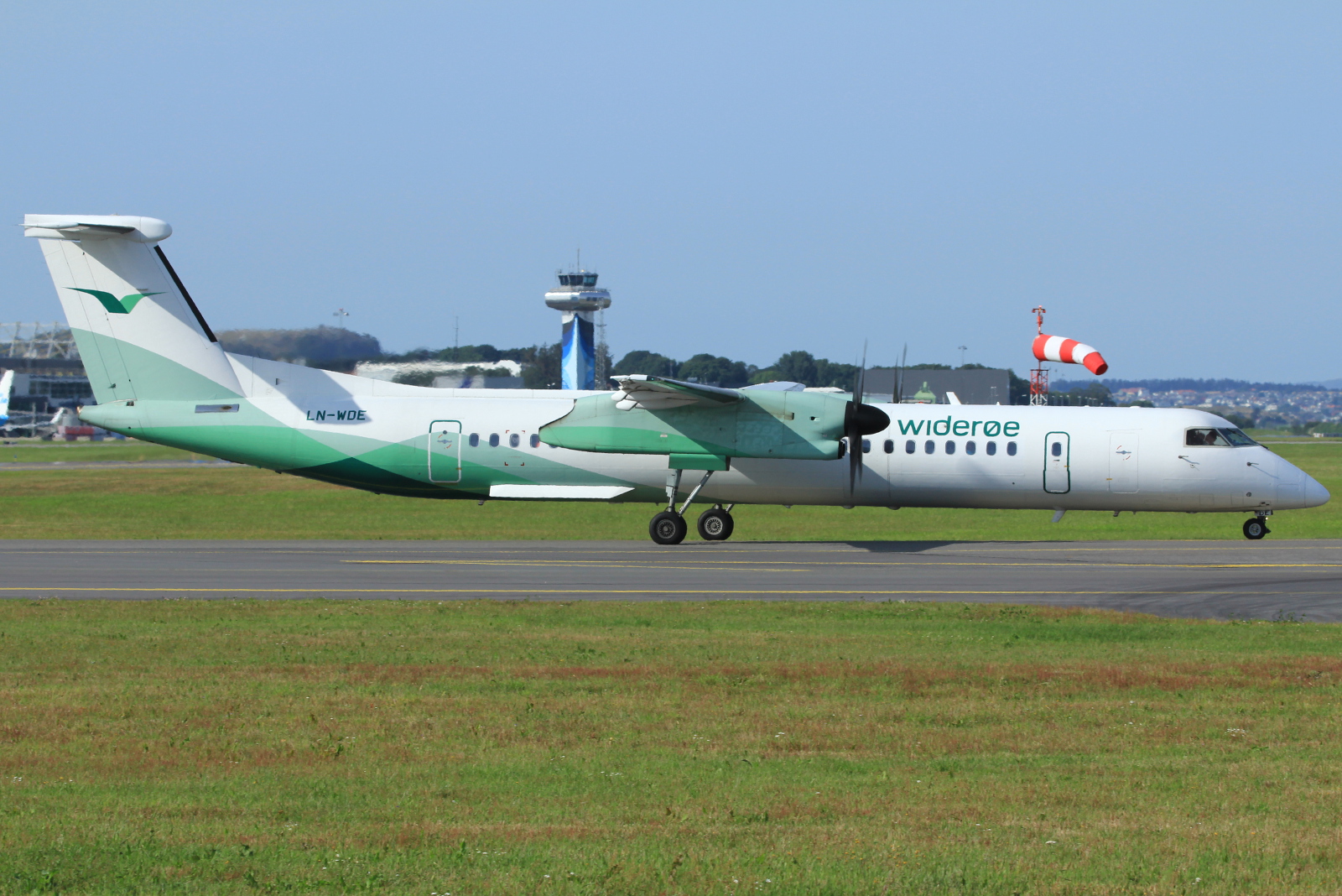 LN-WDE (4183) 2007 Bombardier Dash 8-Q402