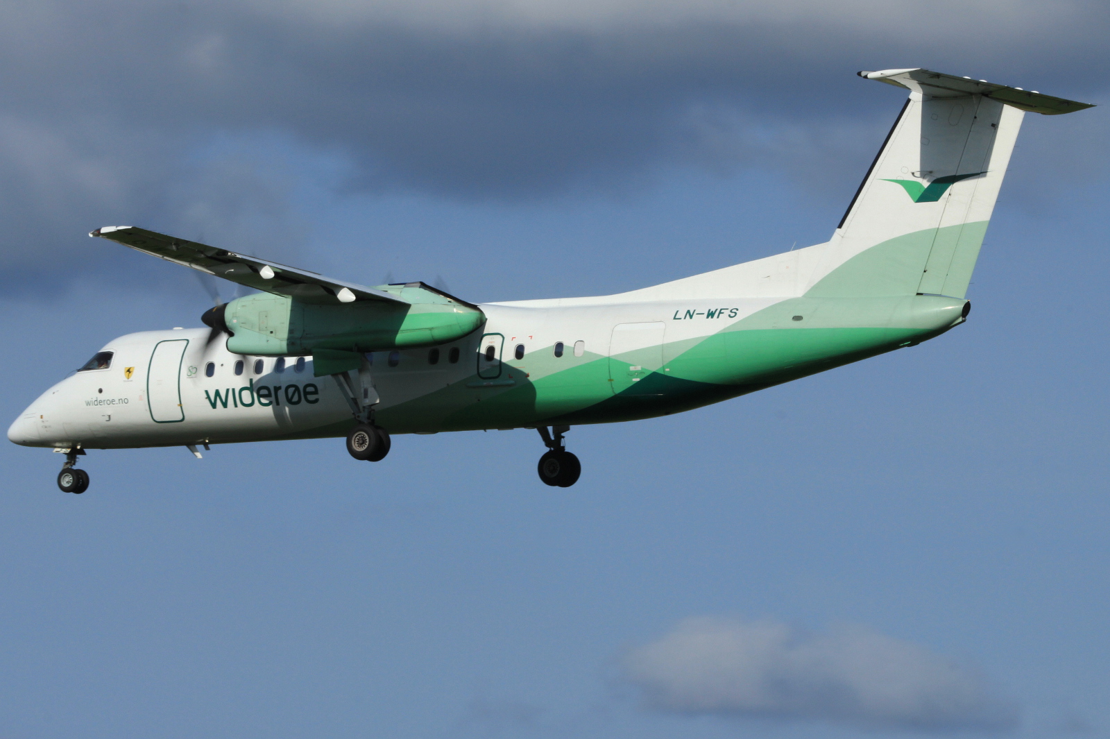 LN-WFS (535) 1999 Bombardier Dash 8-Q311