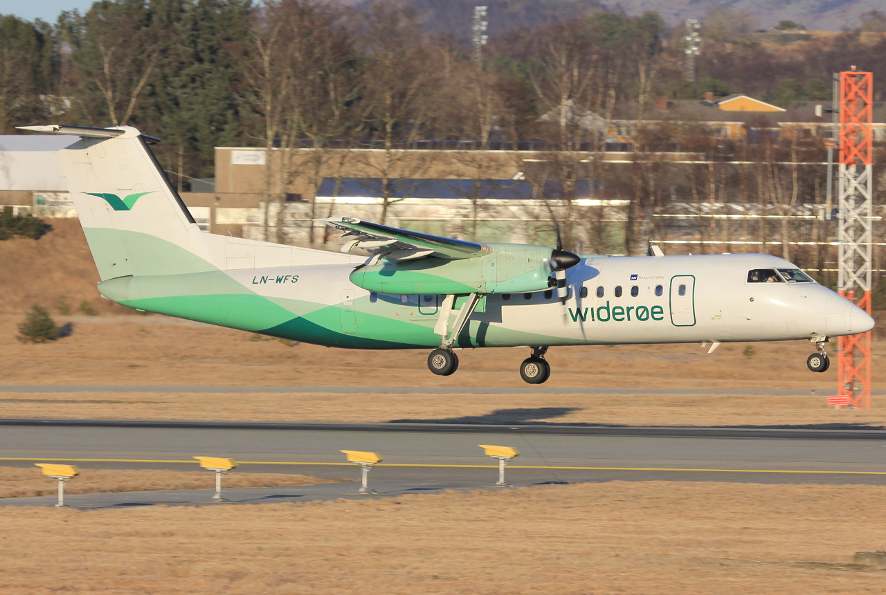 LN-WFS (535) 1999 Bombardier Dash 8-Q311