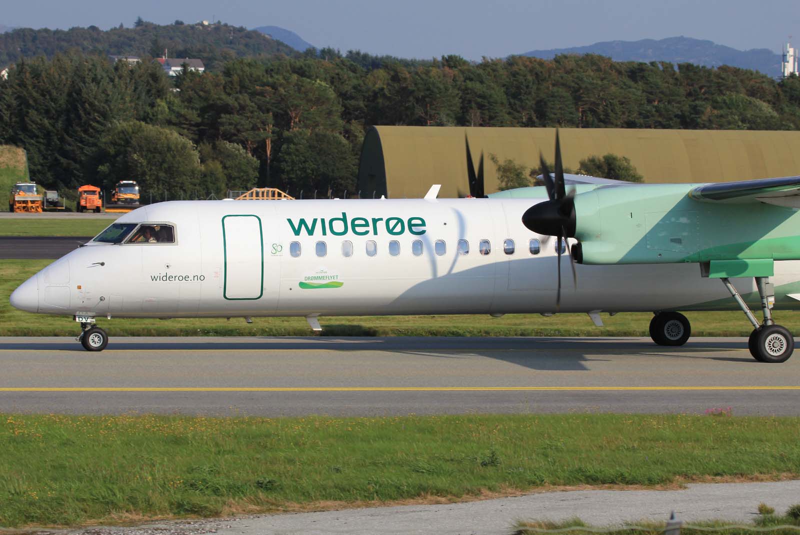 LN-RDV (4054) 2001 Bombardier Dash 8-Q402