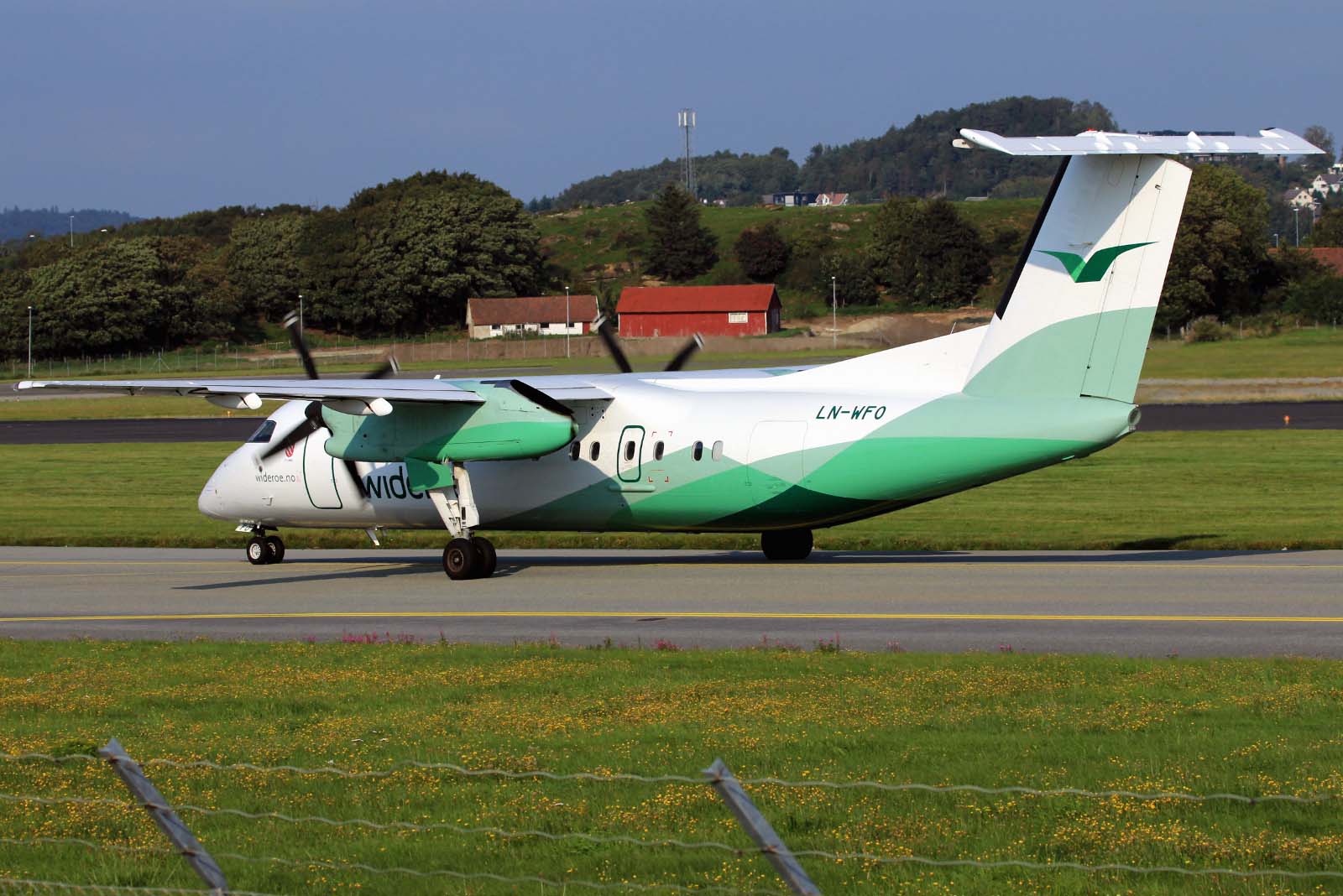 LN-WFO (493) 1997 Bombardier Dash 8-Q311