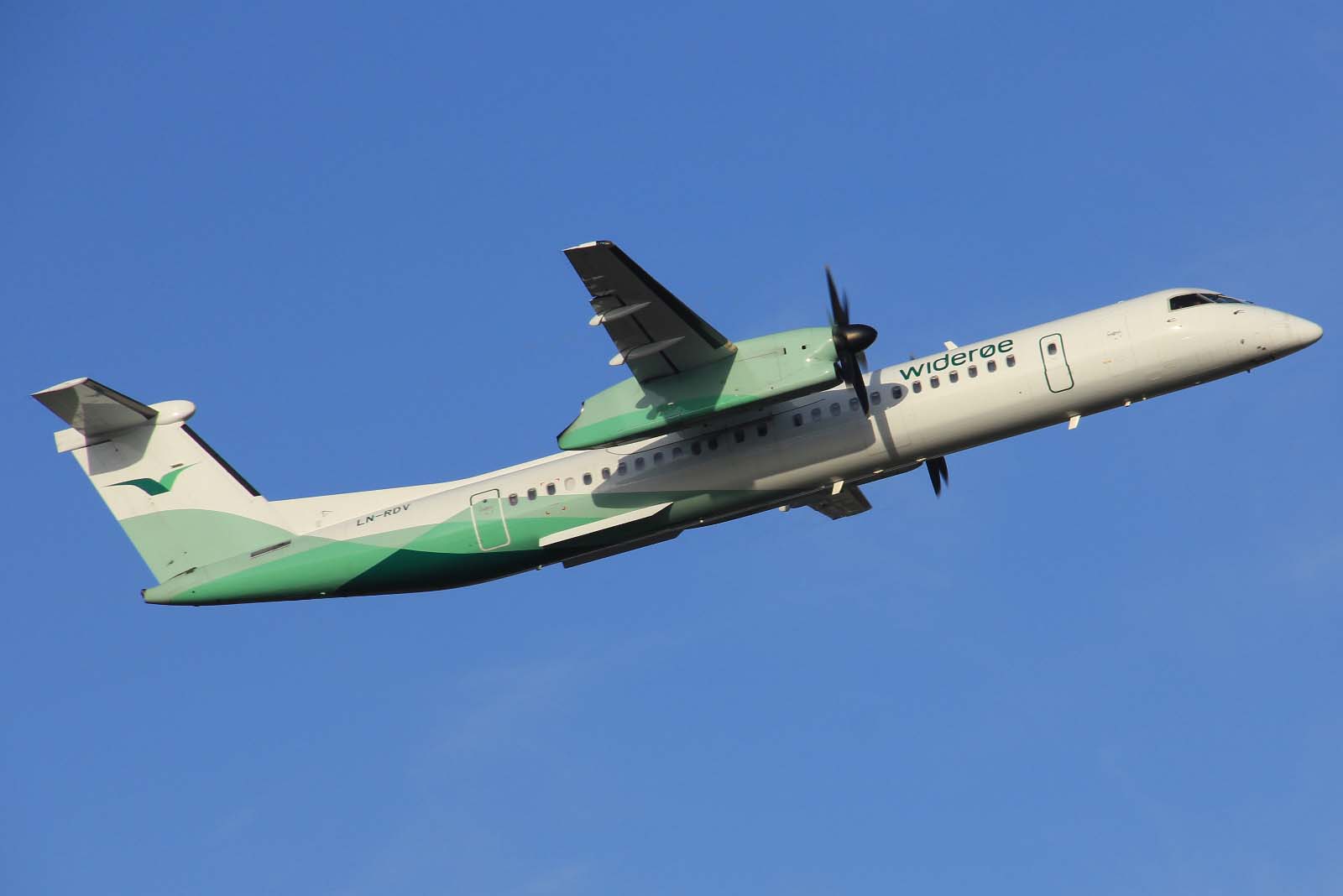 LN-RDV (4054) 2001 Bombardier Dash 8-Q402
