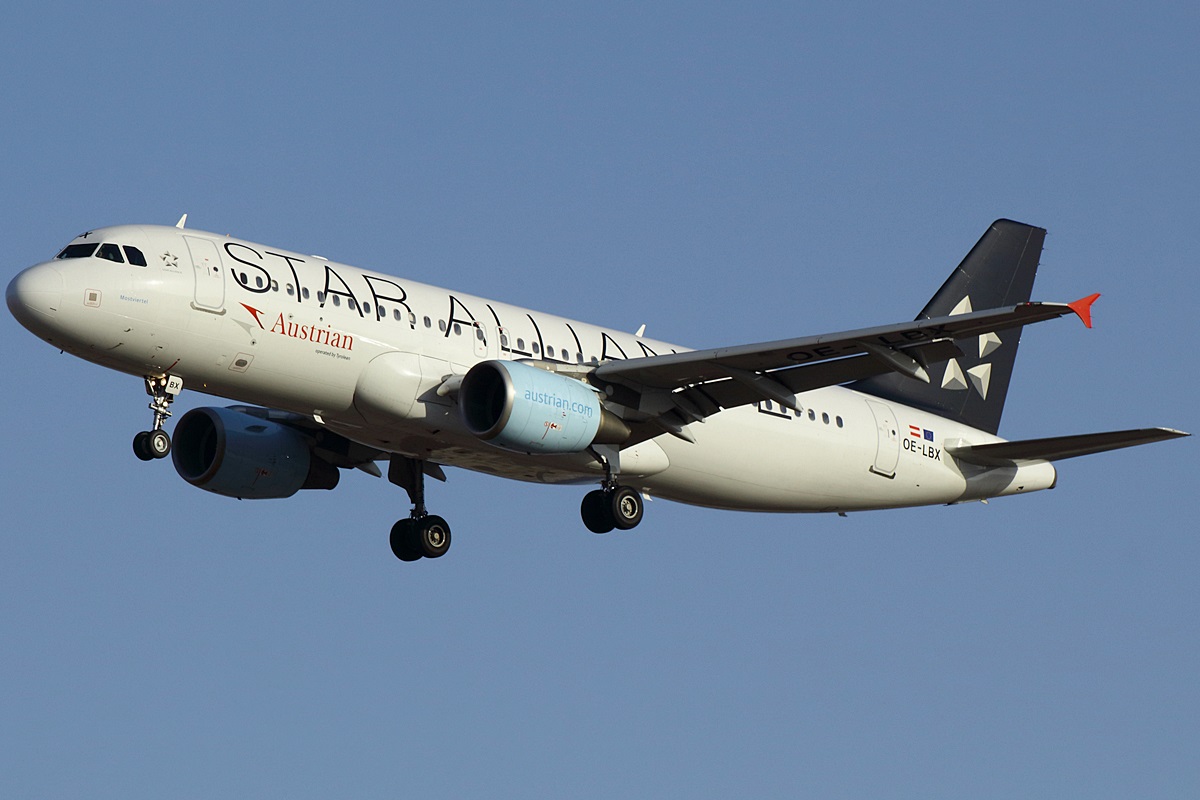 OE-LBX (1735) 2002 Airbus A320-214