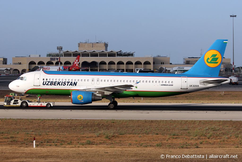 UK32019 (4770) 2011 Airbus A320-214