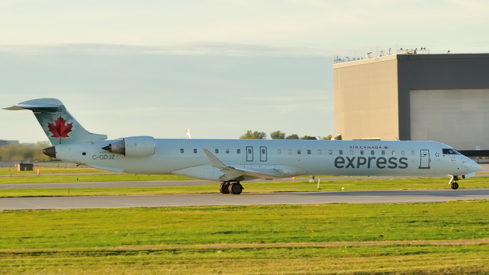 C-GDJZ (15049) 2005 Bombardier CRJ-705