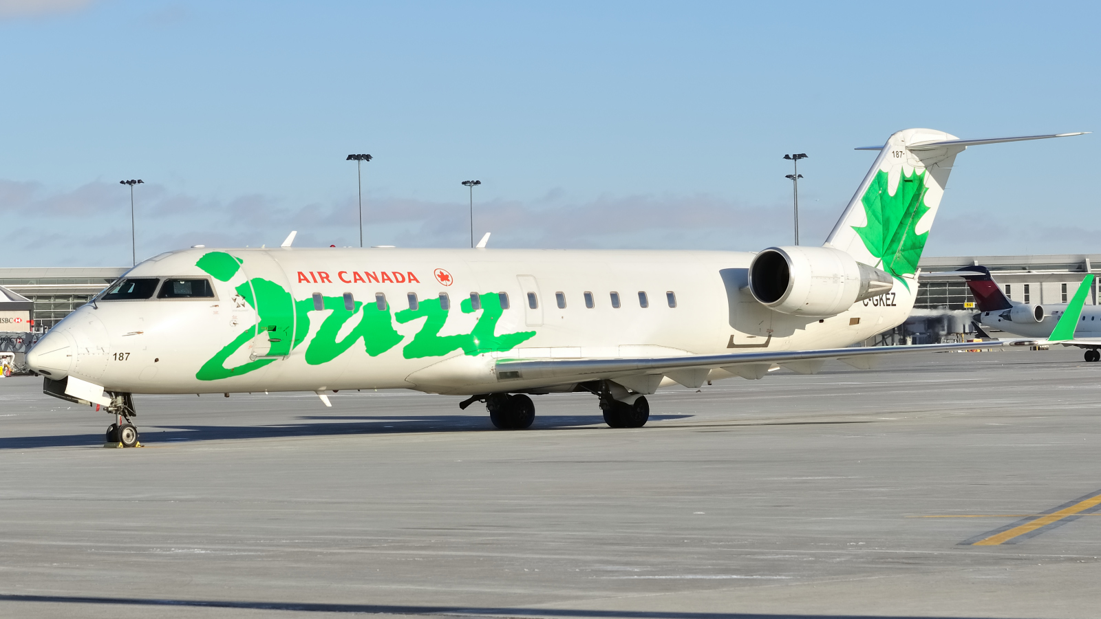 C-GKEZ (cn 7327) Bombardier CRJ200LR