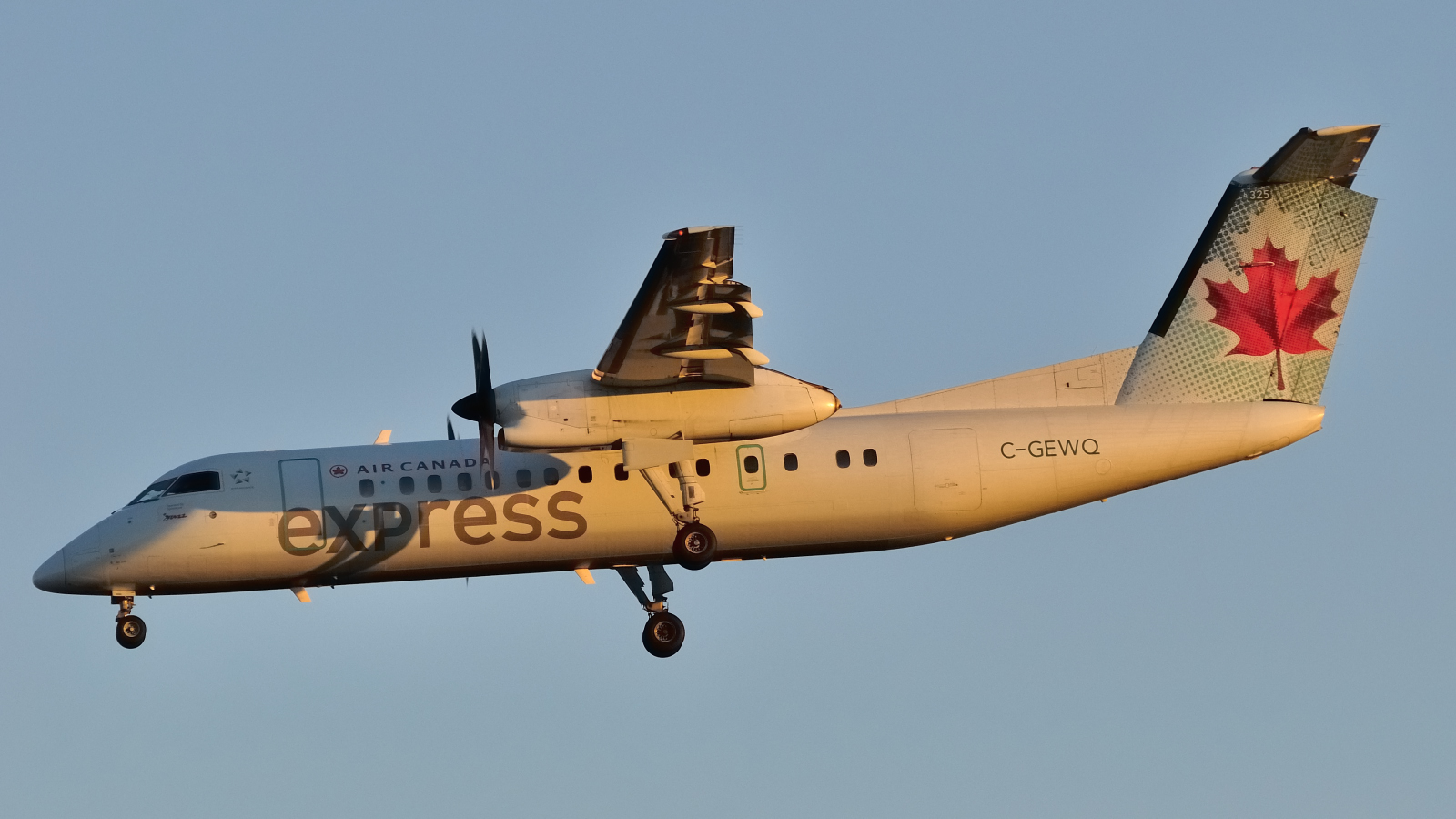 C-GEWQ (202) 1990 Bombardier Dash 8-311