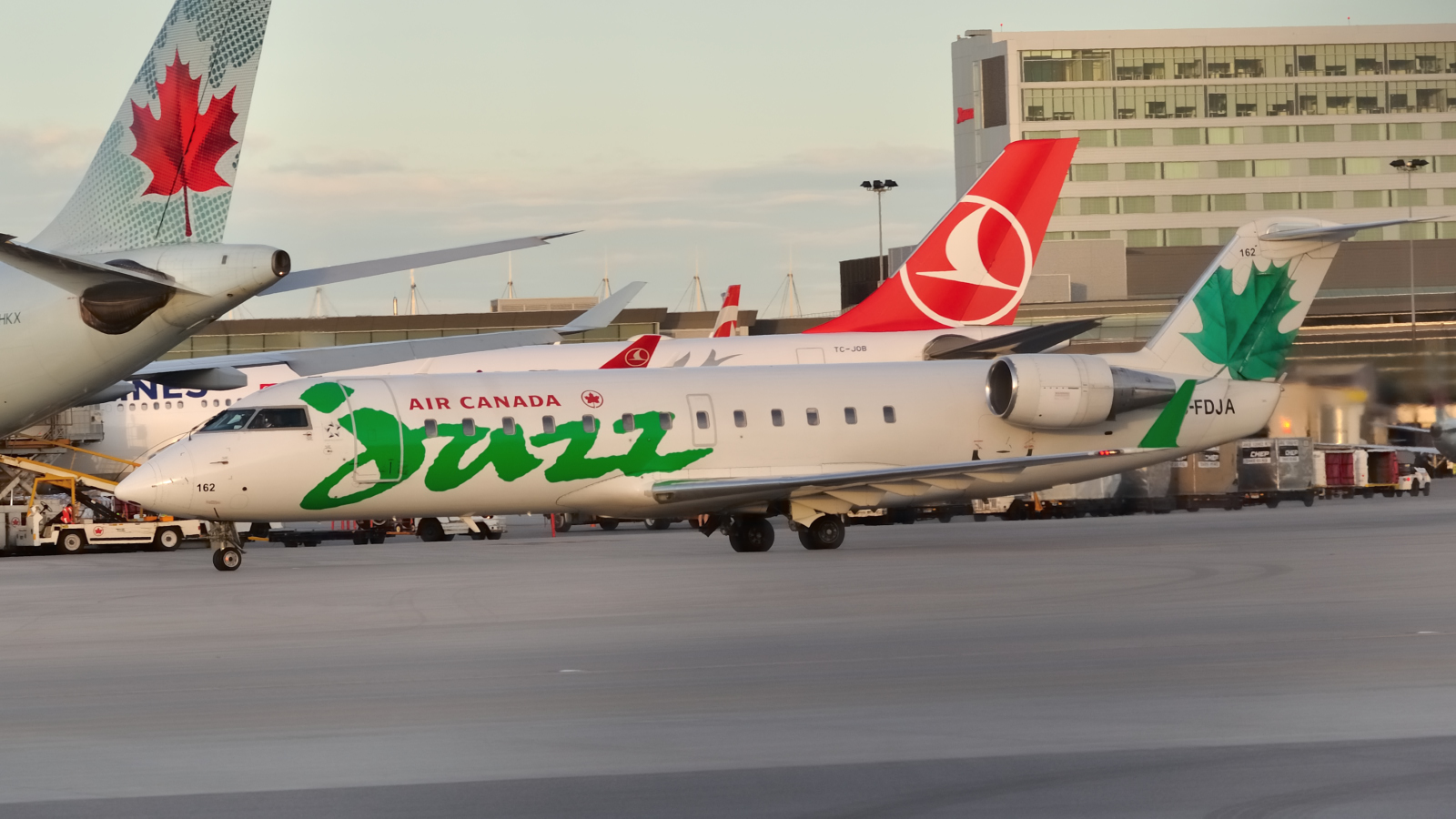 C-FDJA (7979) 2004 Bombardier CRJ-200