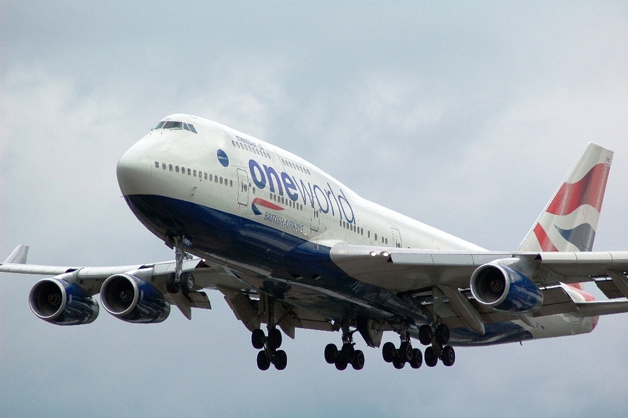 G-CIVC (cn 25812) Boeing 747-436