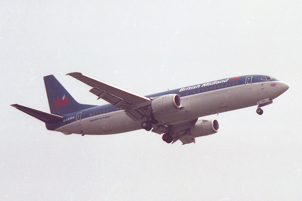 G-OBMG (cn 23870) Boeing 737-4Y0