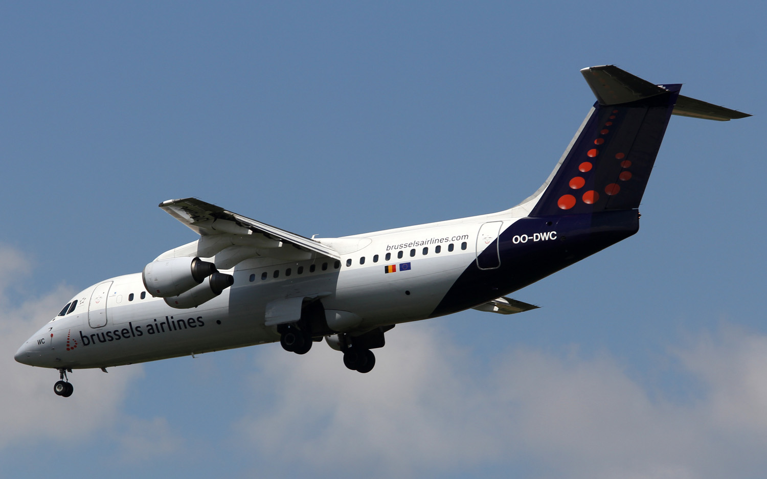 OO-DWC (cn E3322) BAe Avro RJ100