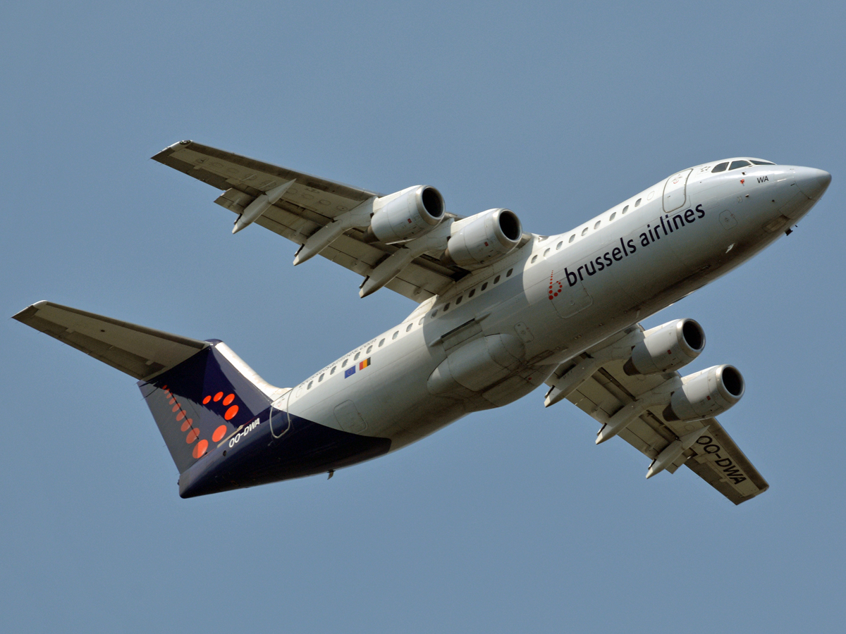 OO-DWA (cn E3308) BAe Avro RJ100
