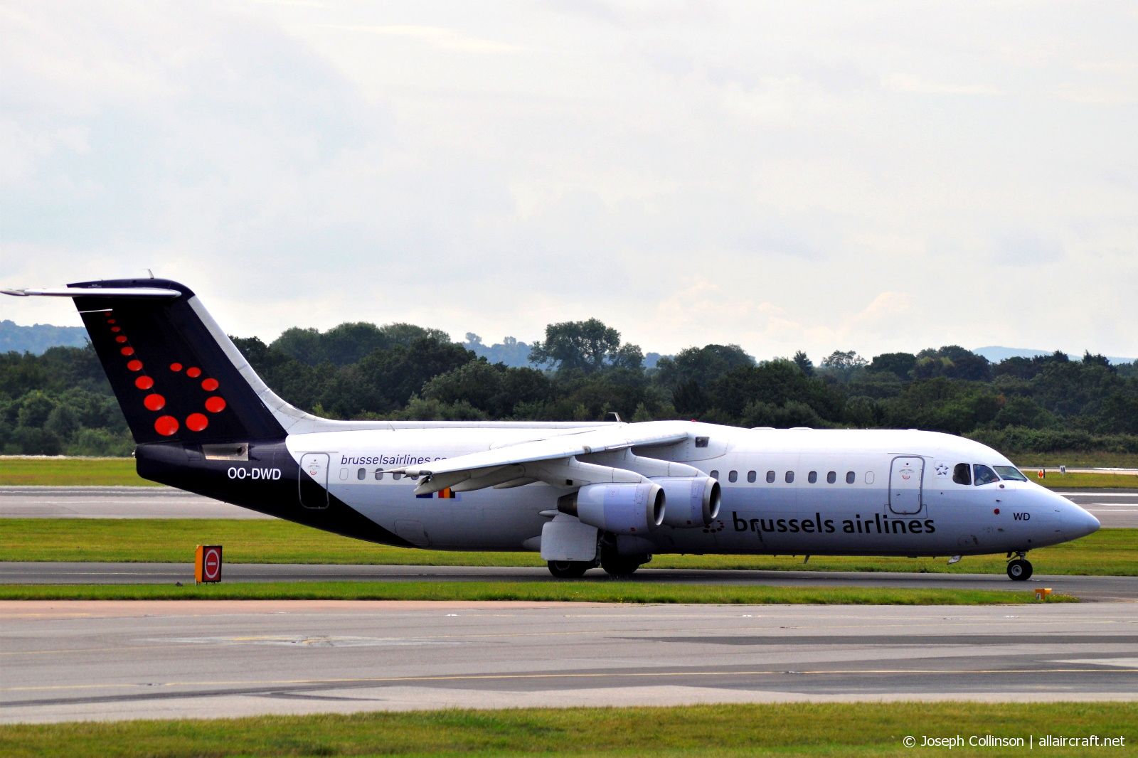 OO-DWD (E3324) 1998 British Aerospace Avro RJ100