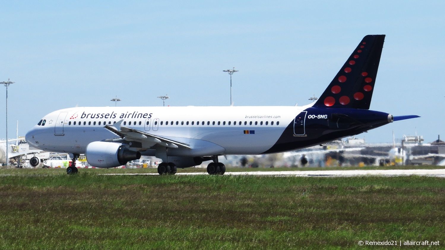 OO-SNG (1885) 2002 Airbus A320-214