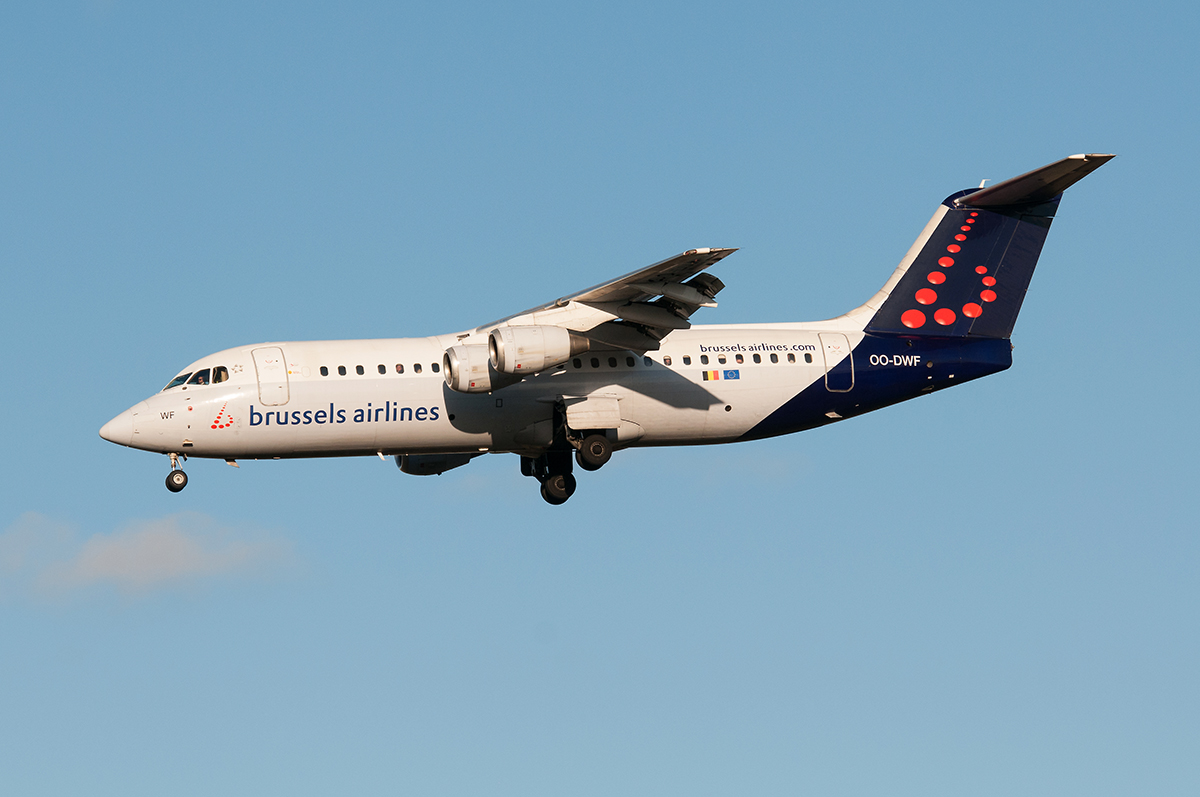 OO-DWF (cn E3332) BAe Avro RJ100