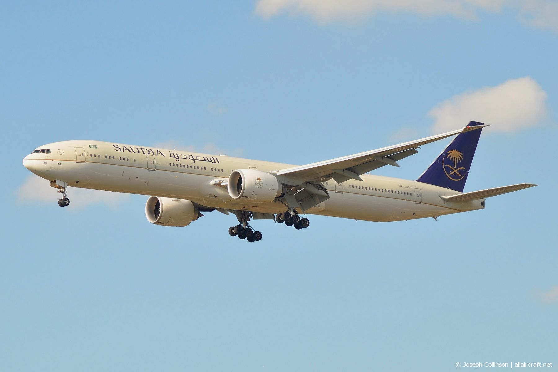 HZ-AK19 (cn 41056) Boeing 777-368ER