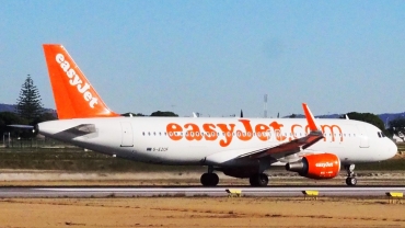 G-EZOF (6525) 2015 Airbus A320-214(WL)