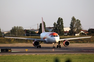 G-EZDU (3735) 2008 Airbus A319-111