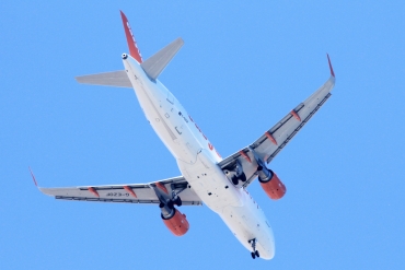 G-EZOF (6525) 2015 Airbus A320-214(WL)