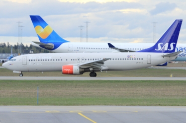 LN-RCZ (30197) 2001 Boeing 737-883
