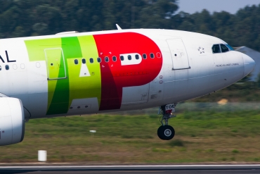 CS-TOE (305) 1999 Airbus A330-223