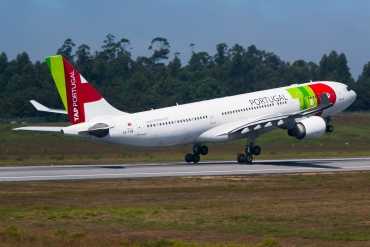 CS-TOE (305) 1999 Airbus A330-223