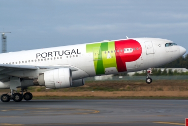 CS-TOE (305) 1999 Airbus A330-223