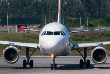 CS-TTR (1756) 2002 Airbus A319-112