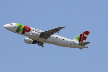 CS-TNR (3883) 2009 Airbus A320-214
