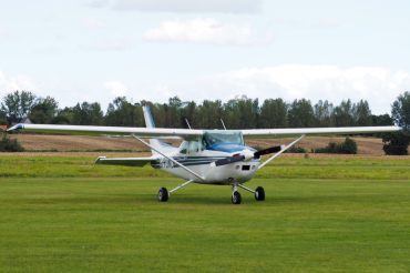 G-POWL (182-67813) 1982 Cessna 182R Skylane