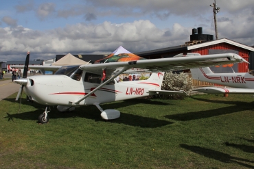 LN-NRO (172S11011) Cessna 172S