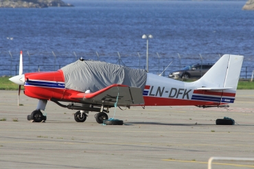 LN-DFK (2553) Robin DR-400-180R Remorqueur