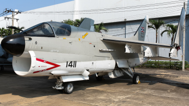 1411 (E487) Vought A-7P Corsair II