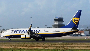 EI-DWF (cn 33619) Boeing 737-8AS