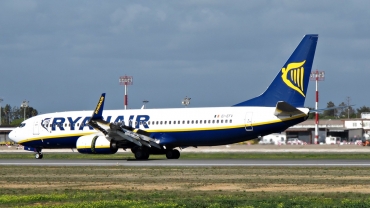EI-EFV (35017) 2009 Boeing 737-8AS(WL)