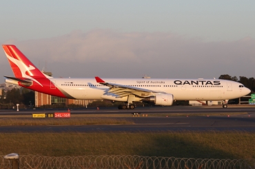 VH-QPI (705) 2005 Airbus A330-303