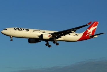 VH-QPE (593) 2004 Airbus A330-303