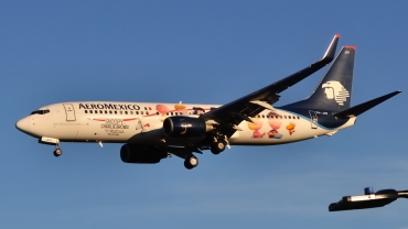 XA-JOY, (cn 35121), Boeing 737-852
